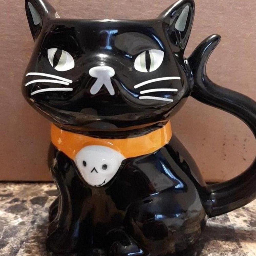 The HYDE AND EEK BOUTIQUE ceramic decorative black cat mug